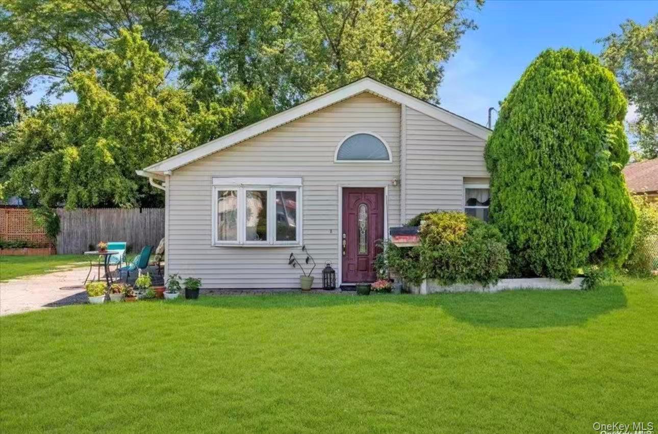 439 Newbridge Road East Meadow, NY 11554 - Photo 1 of 15