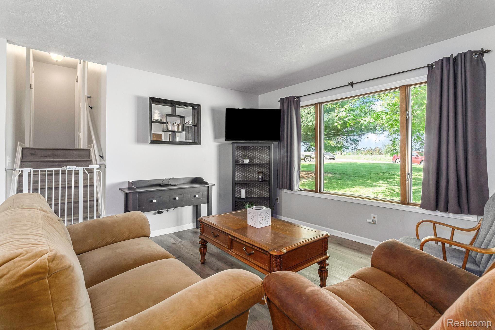 3307 North Cedar Road Fowlerville, MI 48836 - Photo 12 of 33 3307 Living room.jpg