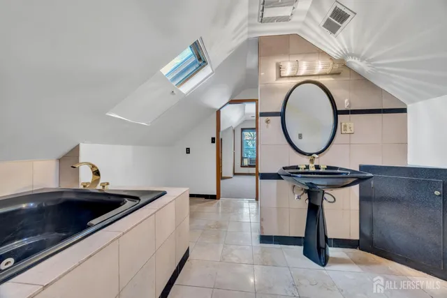 $3,200 | 128 East Colfax Avenue, Roselle Park, NJ 07204