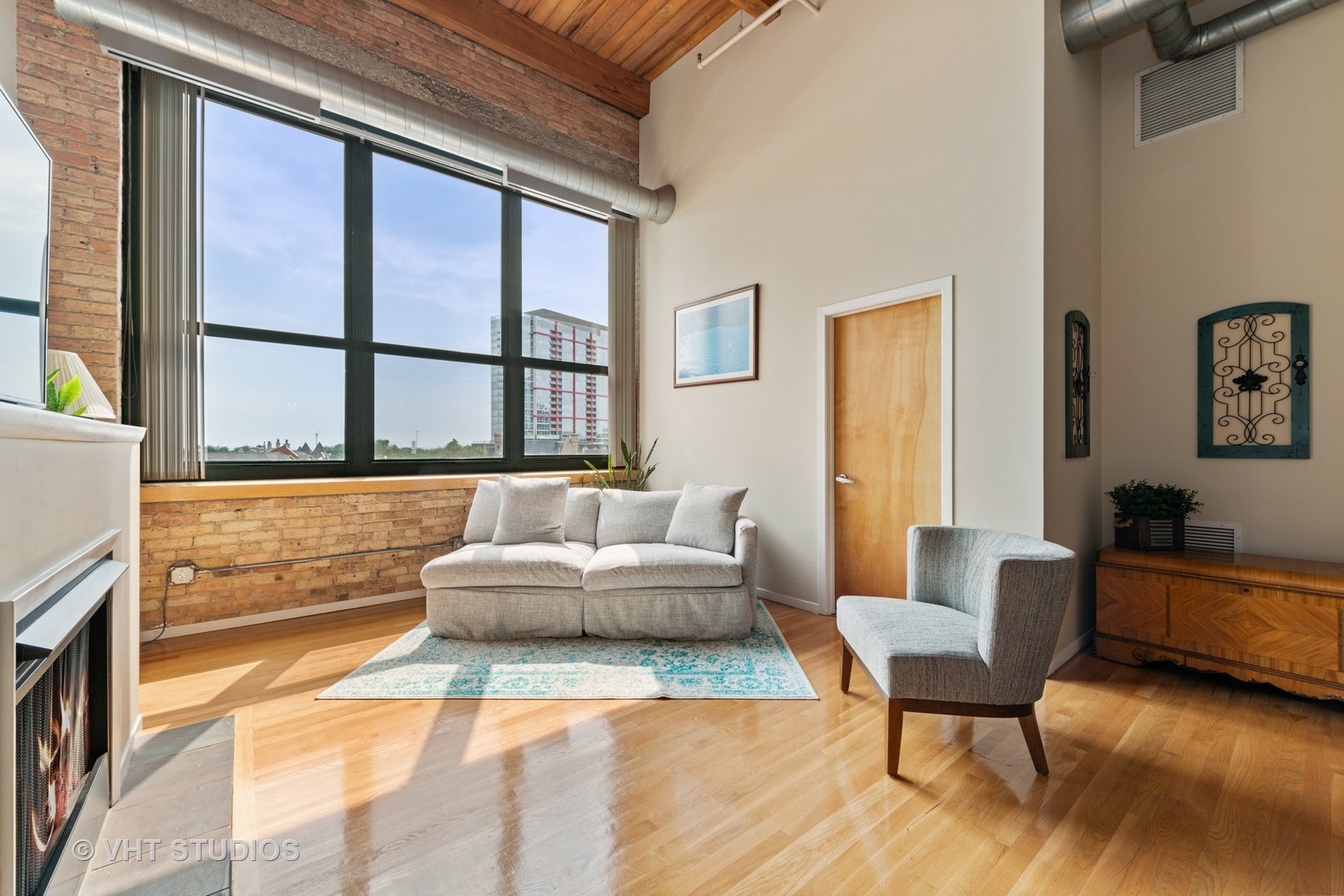 1727 South Indiana Avenue, Unit 409 Chicago, IL 60616 - Photo 3 of 21 a living room with furniture and a large window