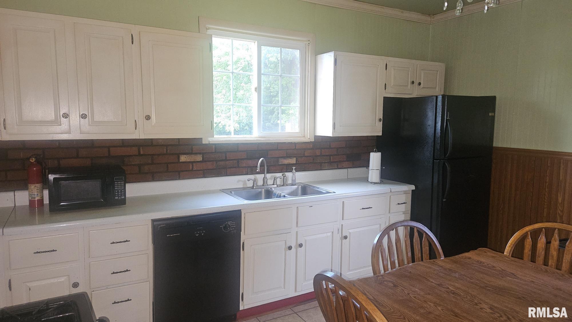 658 East Maple Street Canton, IL 61520 - Photo 7 of 17 Gallery Image 7