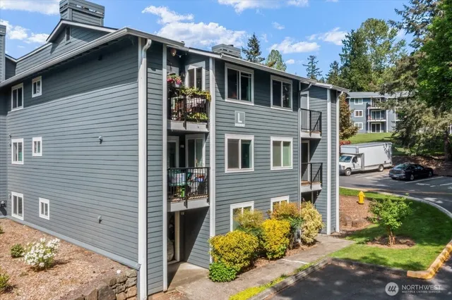 $319,000 | 14206 Northeast 181st Place, Unit L102, Woodinville, WA 98072
