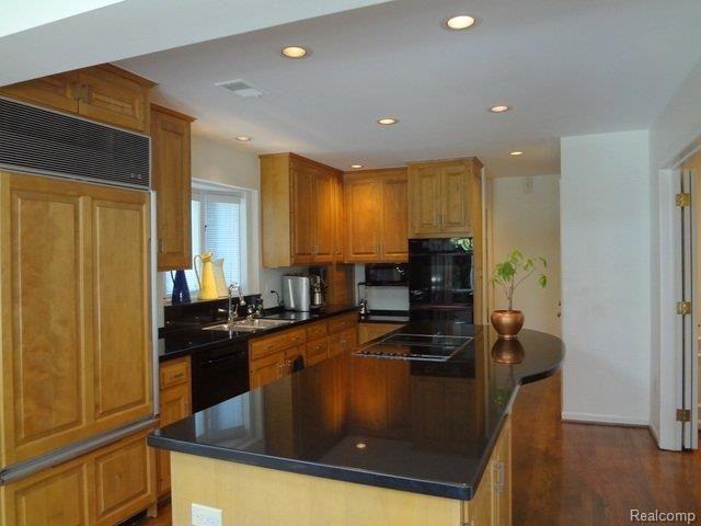343 Glengarry Road Bloomfield Hills, MI 48301 - Photo 11 of 23 Kitchen with Island