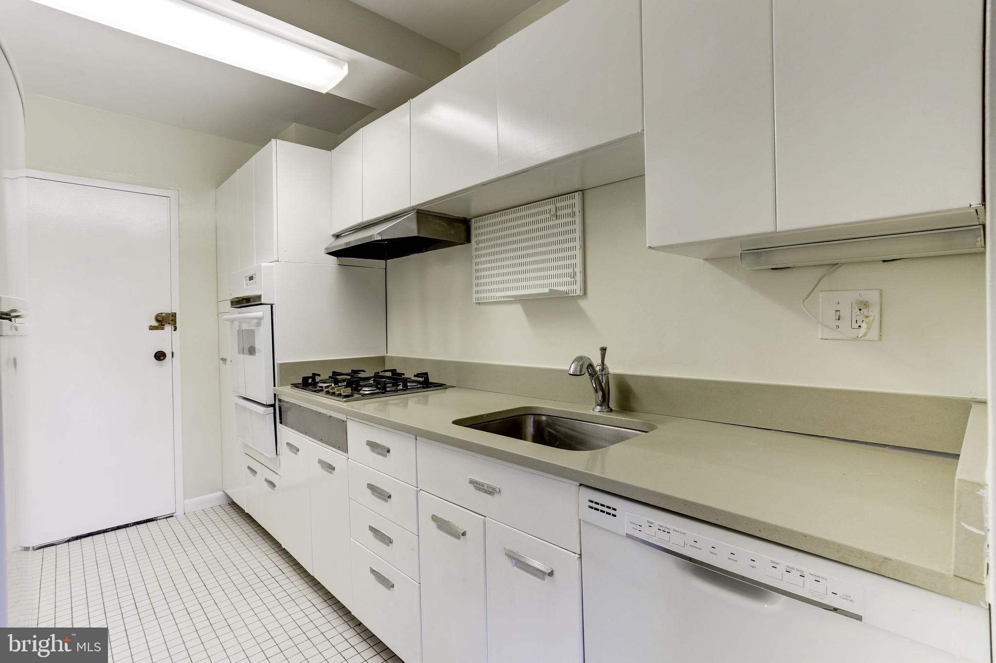 4201 Cathedral Avenue Northwest, Unit 916W Washington, DC 20016 - Photo 9 of 27