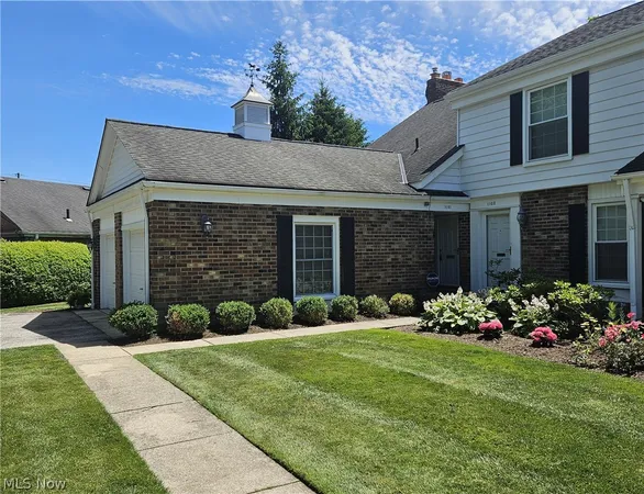 $359,000 | 34100 Chagrin Boulevard, Unit 1101, Moreland Hills, OH 44022