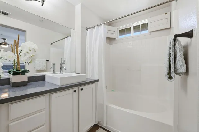 a view of livingroom with furniture