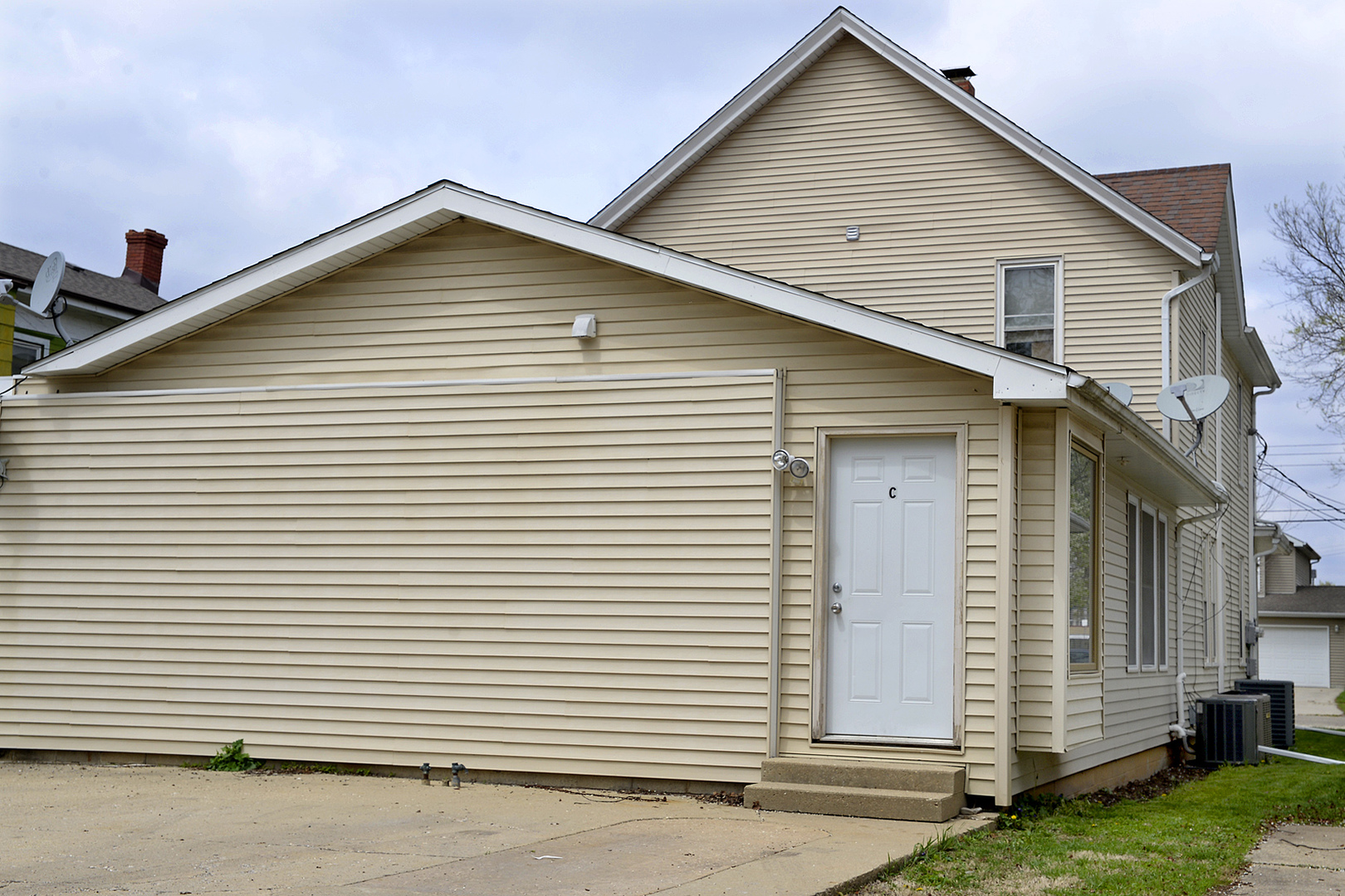 613 Webster Street Ottawa, IL 61350 - Photo 2 of 15 a view of a white house