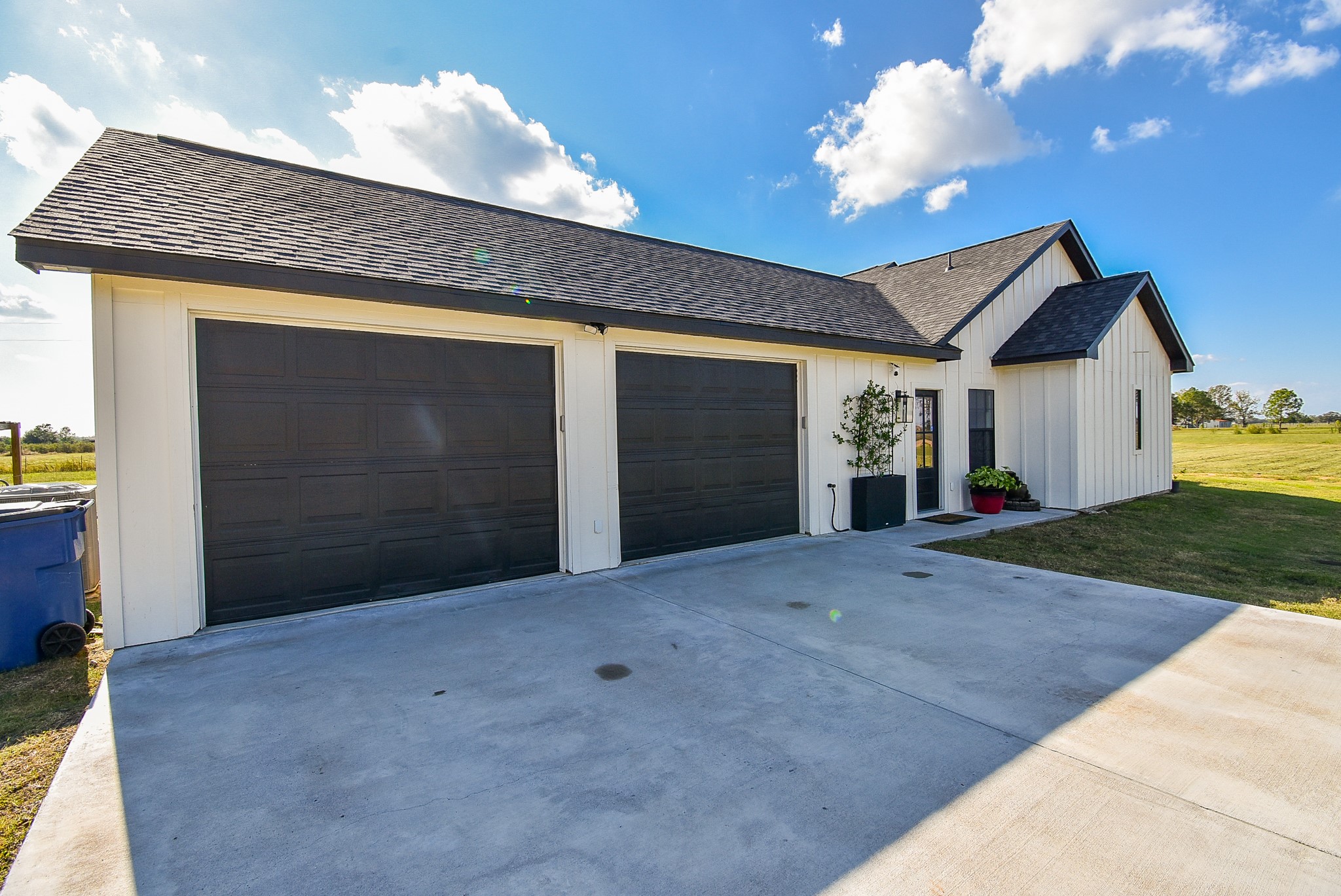15007 Barak Road Guy, TX 77444 - Photo 5 of 34 a view of a livingroom with a patio and entertaining space