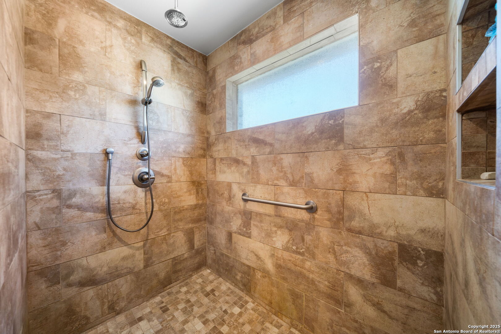 175 Forest Oaks Lane Lakehills, TX 78063 - Photo 19 of 36 a bathroom with a shower