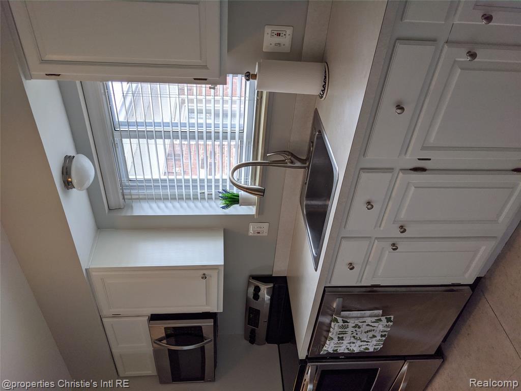 1514 Normandy Road, Unit 203 Royal Oak, MI 48073 - Photo 8 of 29