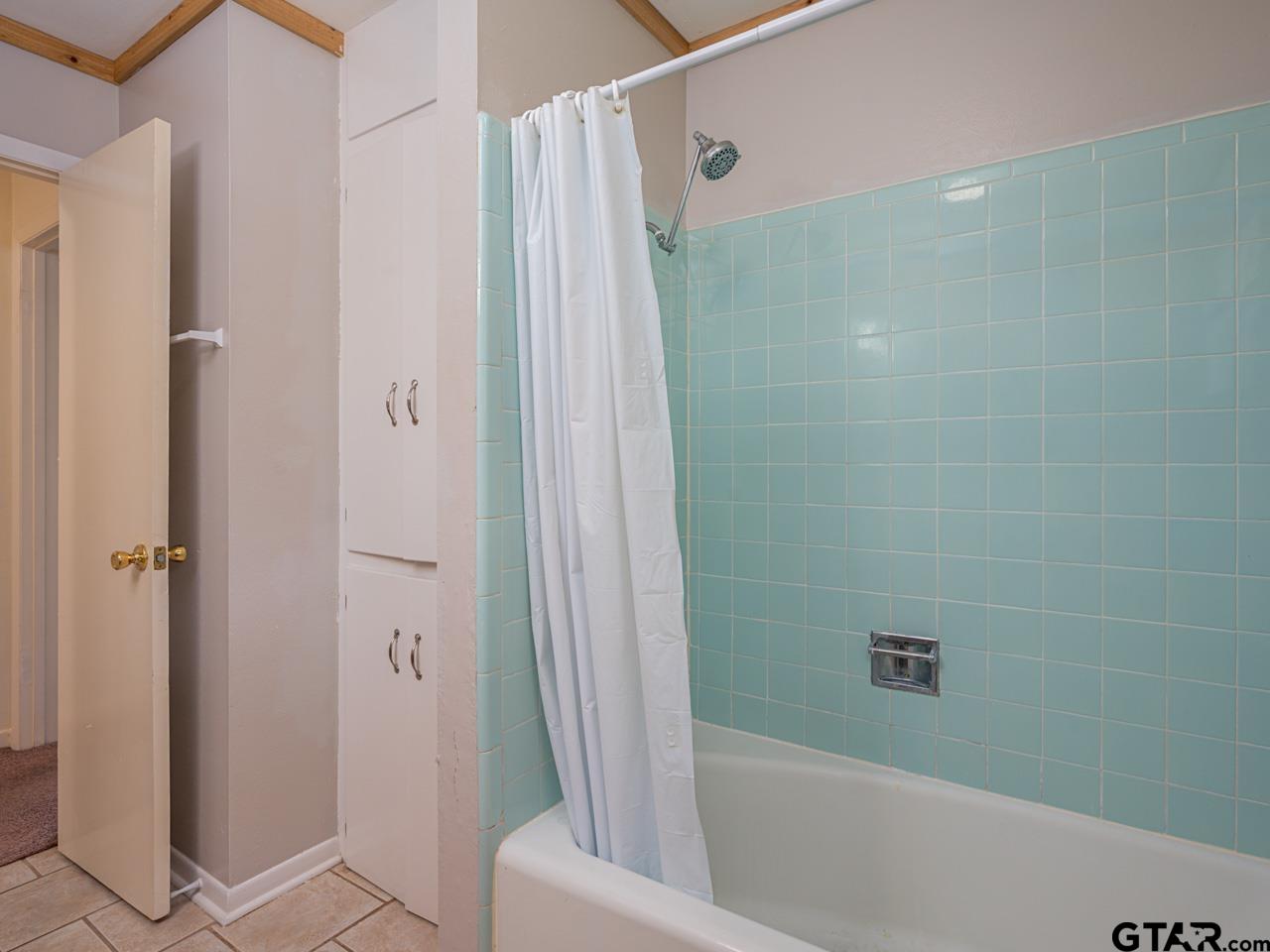 2722 McDonald Road Tyler, TX 75701 - Photo 22 of 28 a bathroom with a shower and a tub