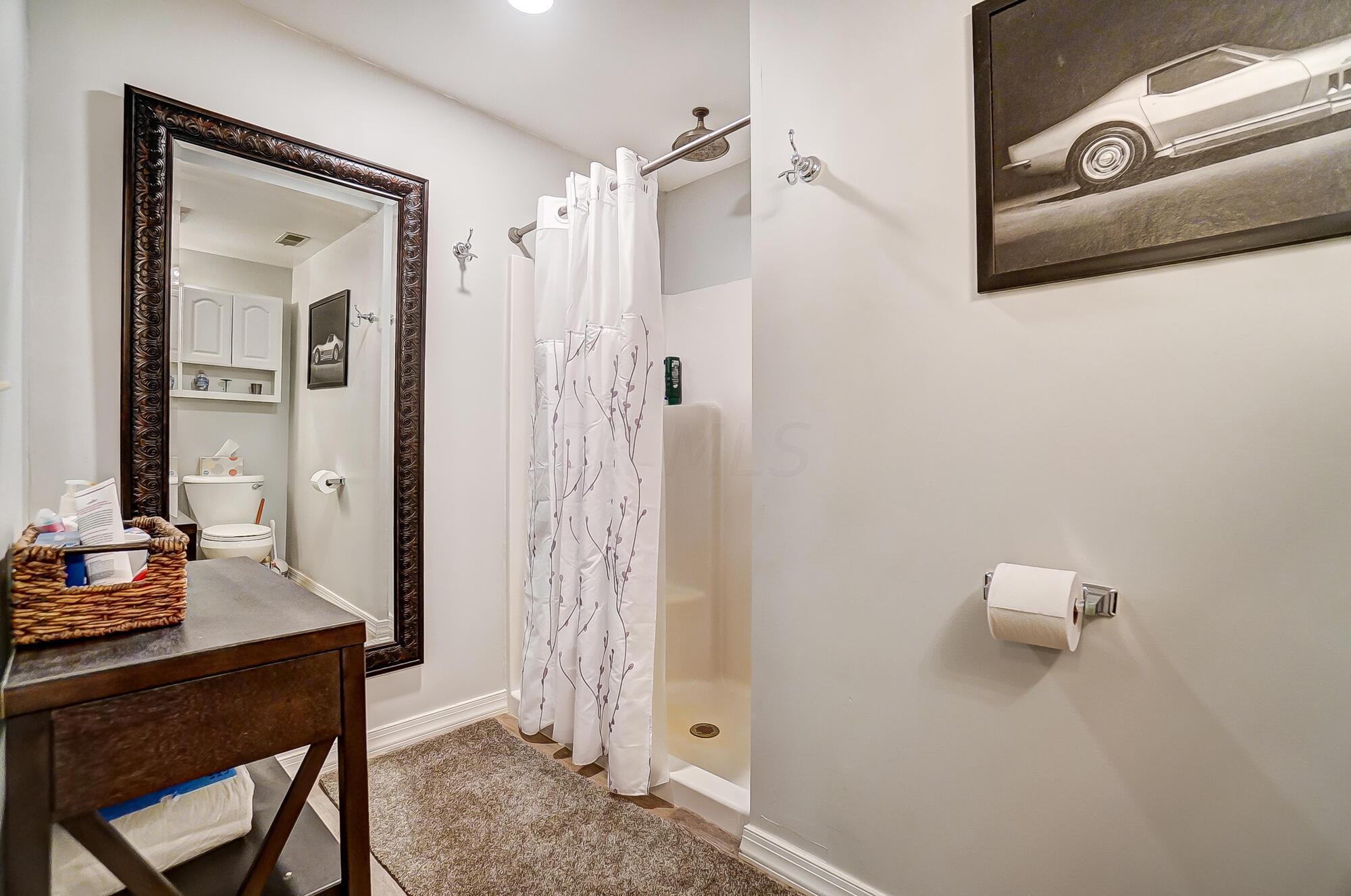 8205 Roberts Road Hilliard, OH 43026 - Photo 77 of 81 Apartment Bathroom