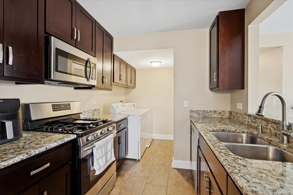 $195,000 | 227 Elkhorn Court, Unit D, Bolingbrook, IL 60440