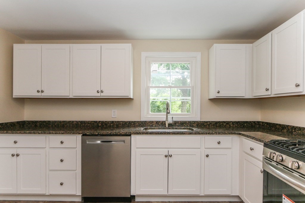 47 Felicia Street Springfield, MA 01104 - Photo 10 of 39 Gallery Image 10