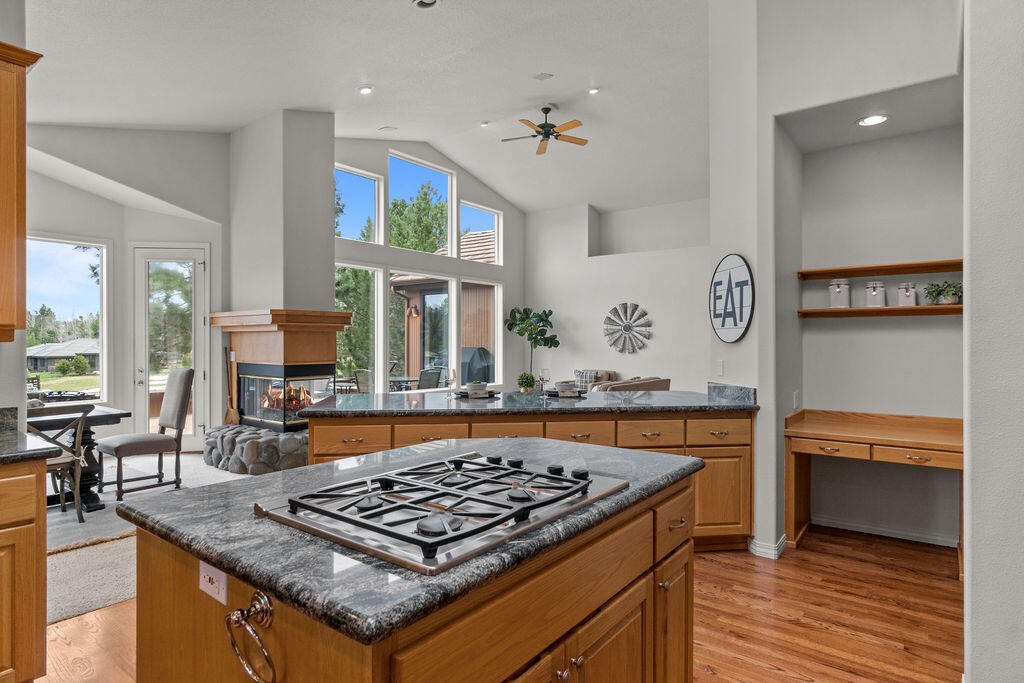 61957 Fall Creek Loop Bend, OR 97702 - Photo 11 of 42 Kitchen