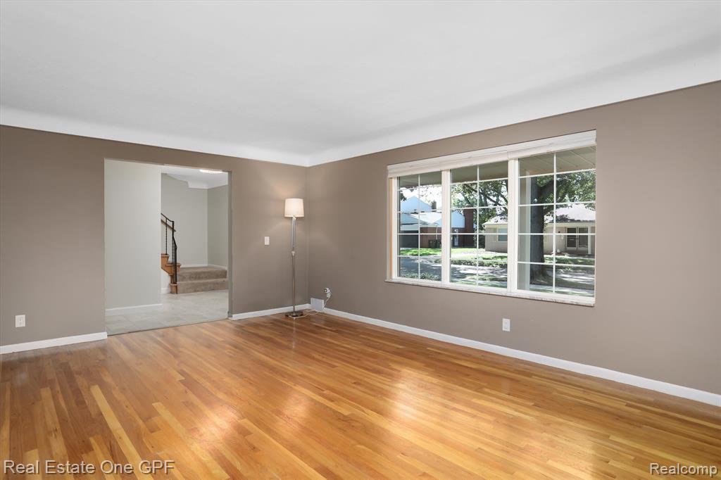 724 South Rosedale Court Grosse Pointe Woods, MI 48080 - Photo 13 of 31
