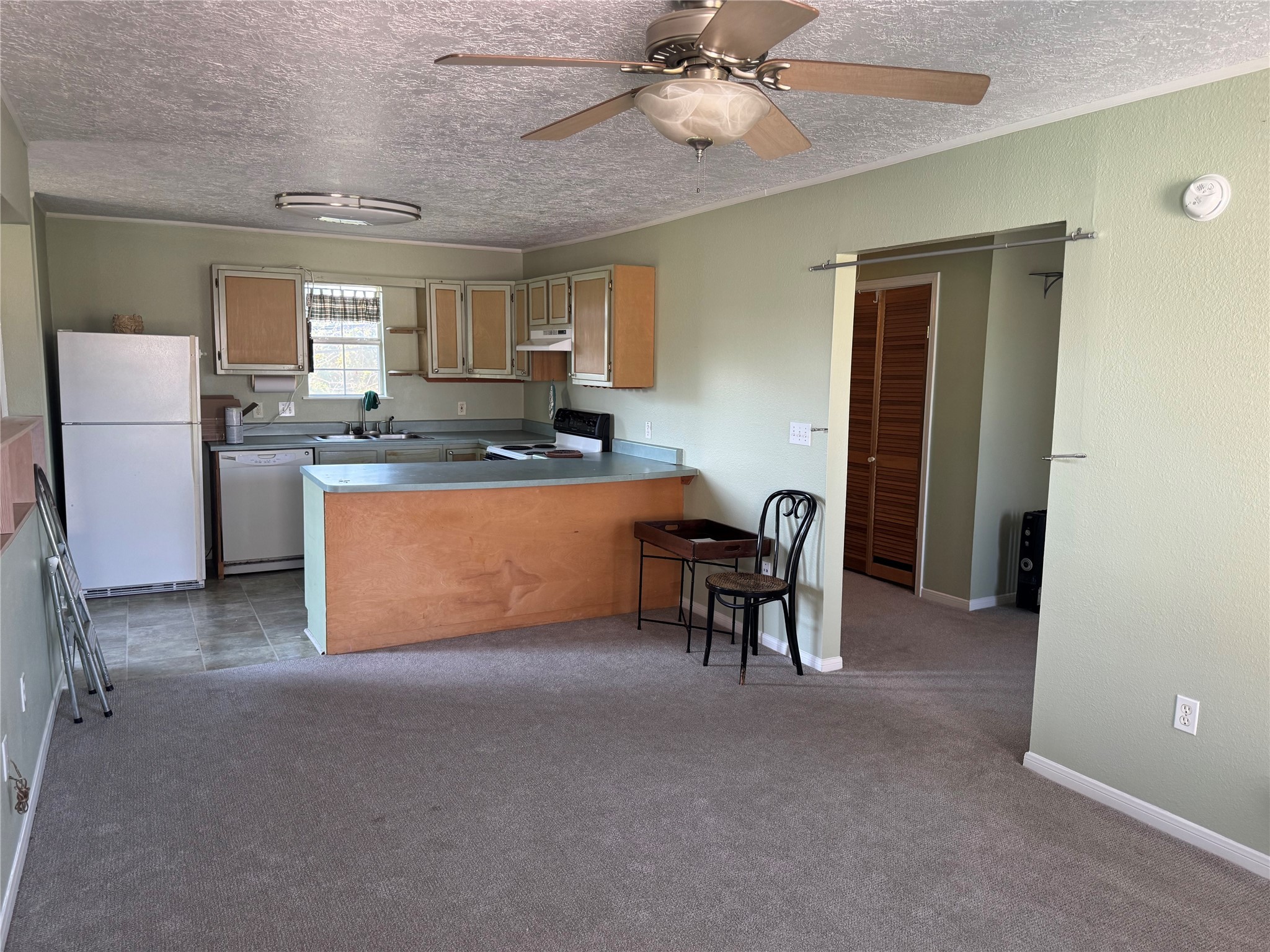 3934 Fernwood Drive, Unit A Houston, TX 77021 - Photo 3 of 10 a living room with furniture and a dining table
