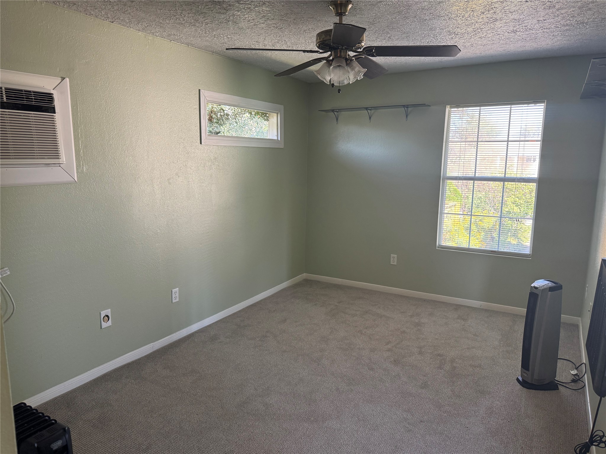 3934 Fernwood Drive, Unit A Houston, TX 77021 - Photo 5 of 10 an empty room with windows