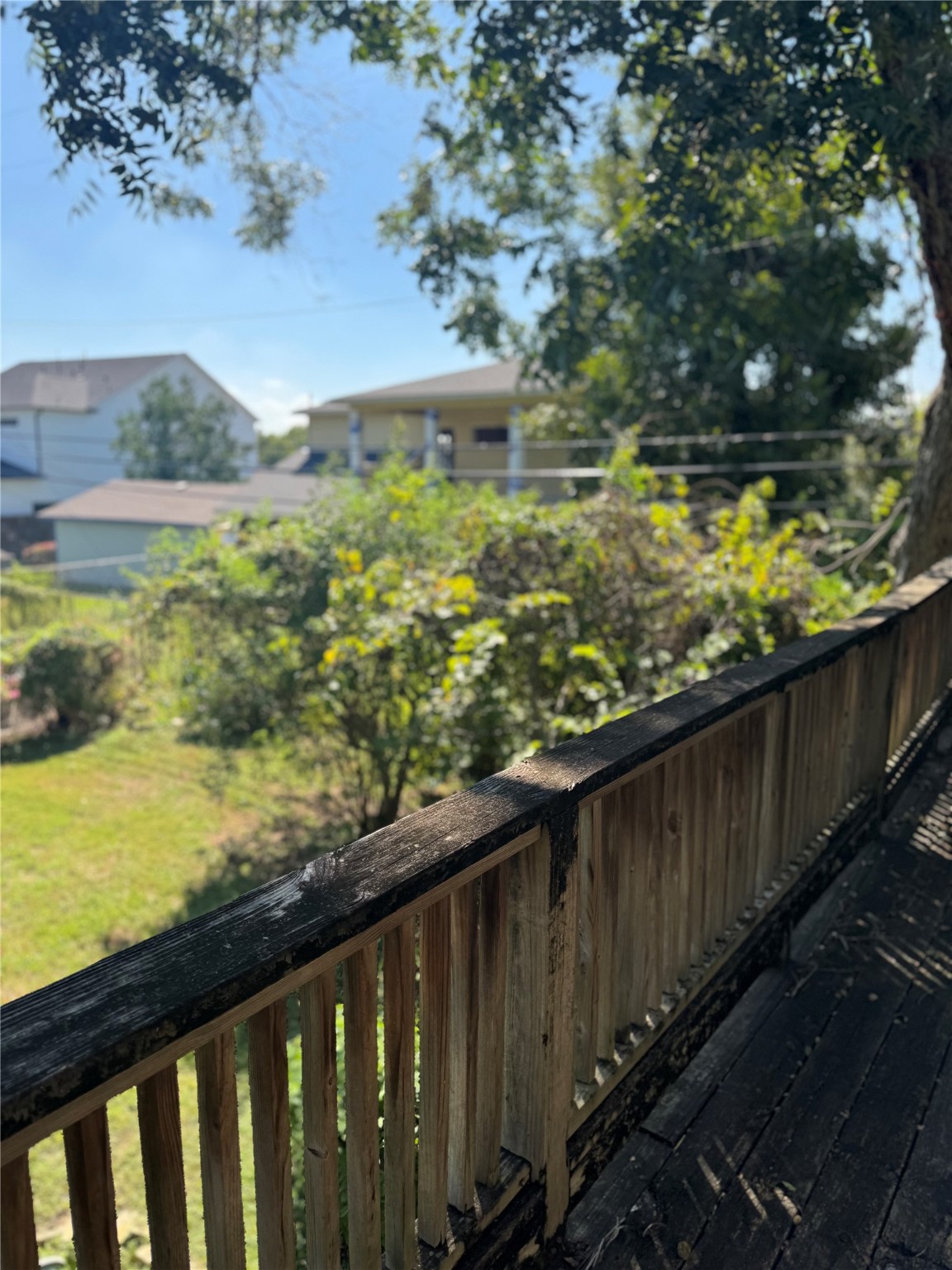 3934 Fernwood Drive, Unit A Houston, TX 77021 - Photo 9 of 10 a view of a garden from a balcony