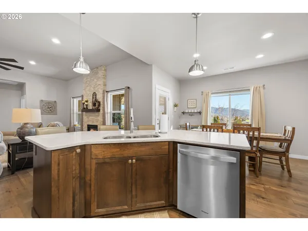 $529,000 | 832 Sand Pines Avenue, Sutherlin, OR 97479