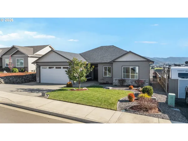 $529,000 | 832 Sand Pines Avenue, Sutherlin, OR 97479