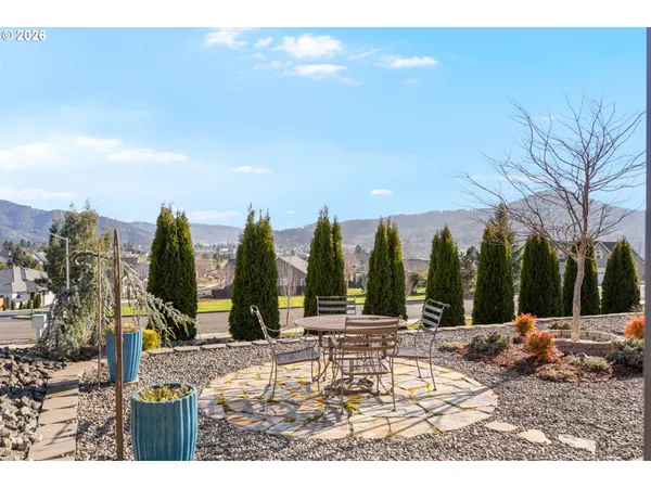 $529,000 | 832 Sand Pines Avenue, Sutherlin, OR 97479