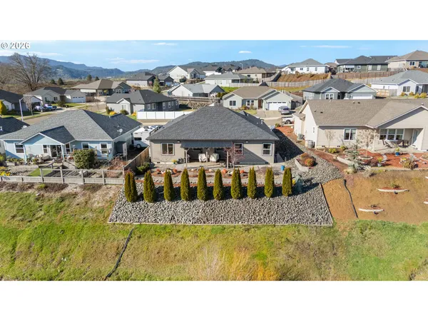 $529,000 | 832 Sand Pines Avenue, Sutherlin, OR 97479