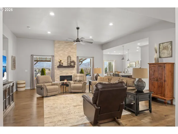 $529,000 | 832 Sand Pines Avenue, Sutherlin, OR 97479