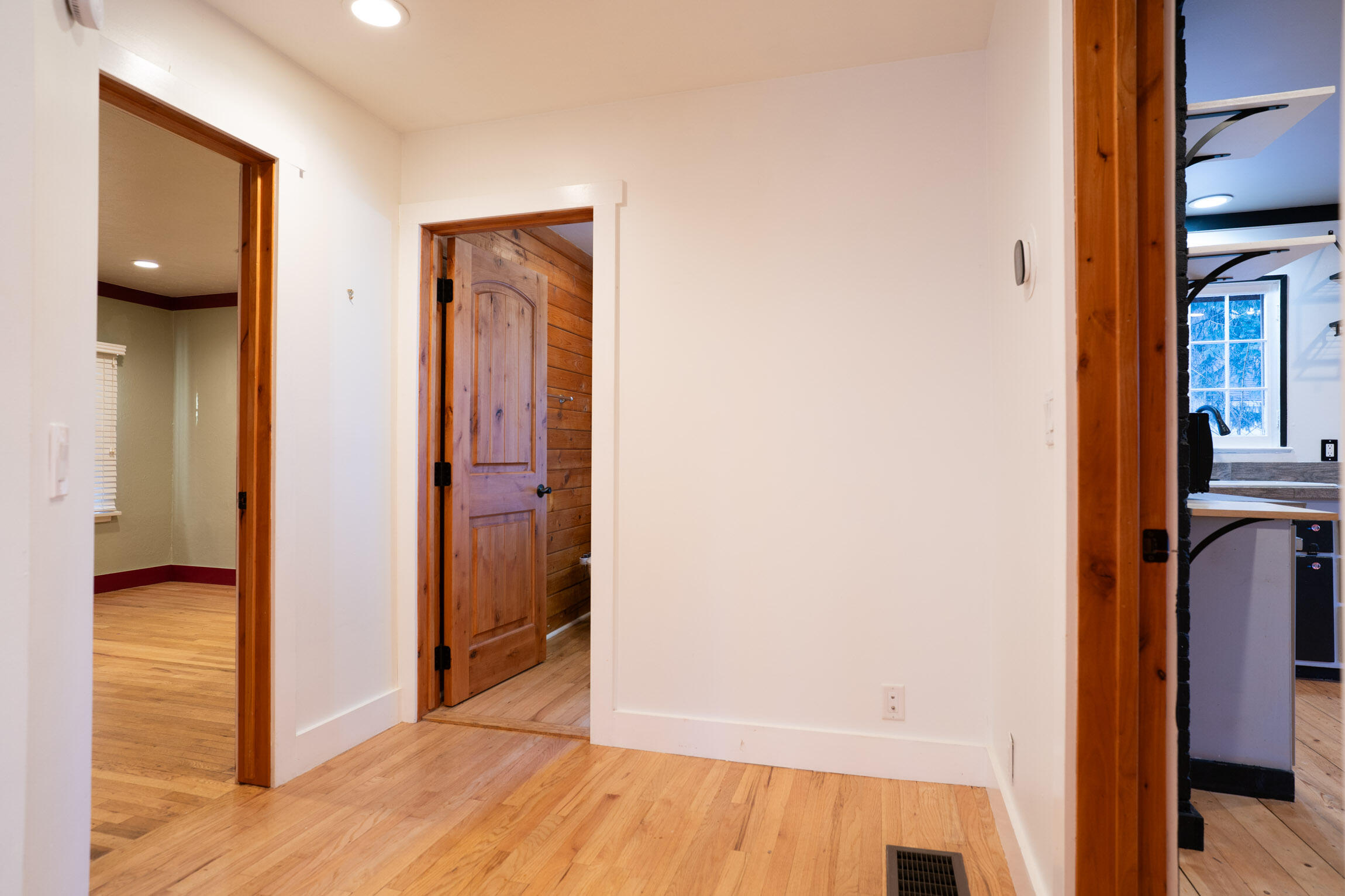 515 South 1st Avenue Hailey, ID 83333 - Photo 30 of 49 Hallway (3)