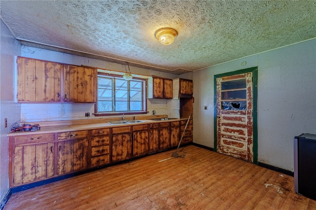 7315 Franklin-Trenton Road Franklin, OH 45005 - Photo 5 of 15 This spacious kitchen offers ample cabinetry and an inviting atmosphere for culinary endeavors.