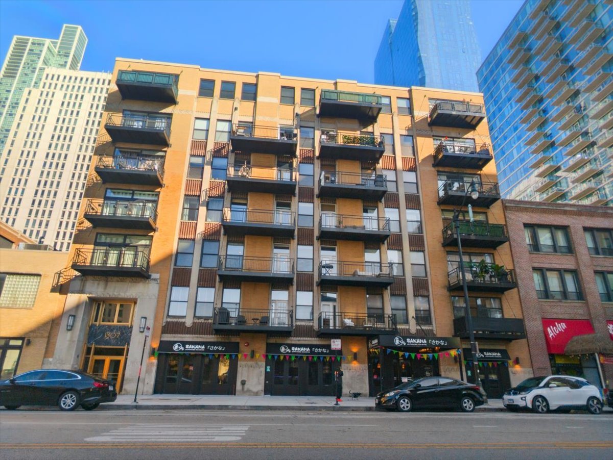 1307 South Wabash Avenue, Unit 605 Chicago, IL 60605 - Photo 1 of 11 a view of a building and a street light