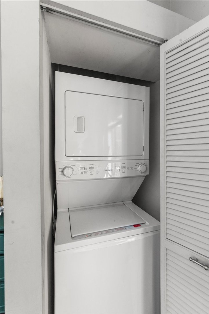 1307 South Wabash Avenue, Unit 605 Chicago, IL 60605 - Photo 11 of 11 a utility room with dryer and washer