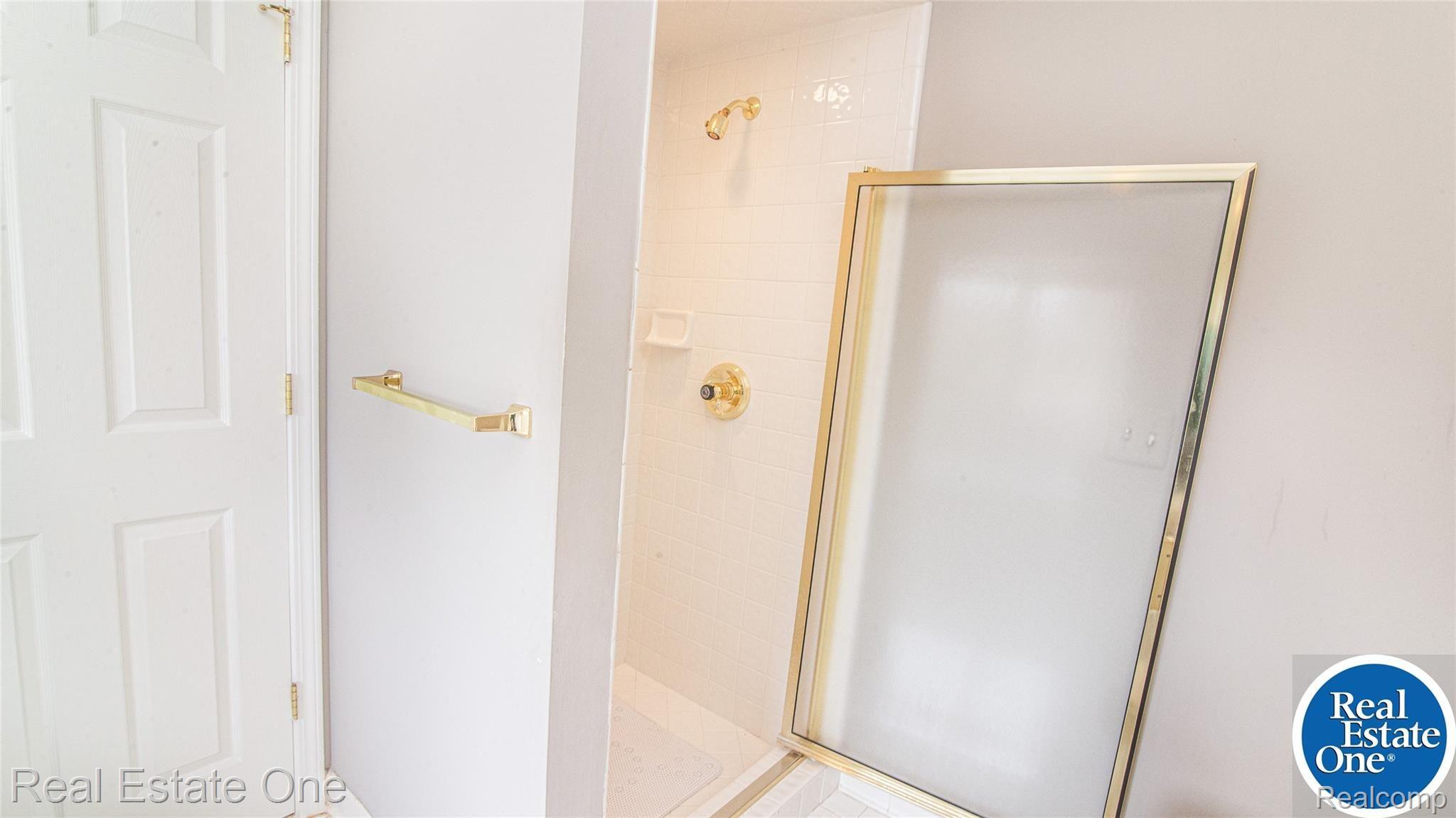19449 Newburgh Road Livonia, MI 48152 - Photo 28 of 41 Separate shower, as well.