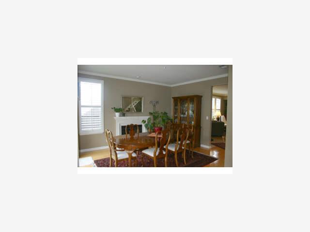 600 Willow Road, Unit 11 Menlo Park, CA 94025 - Photo 4 of 9 a living room with furniture
