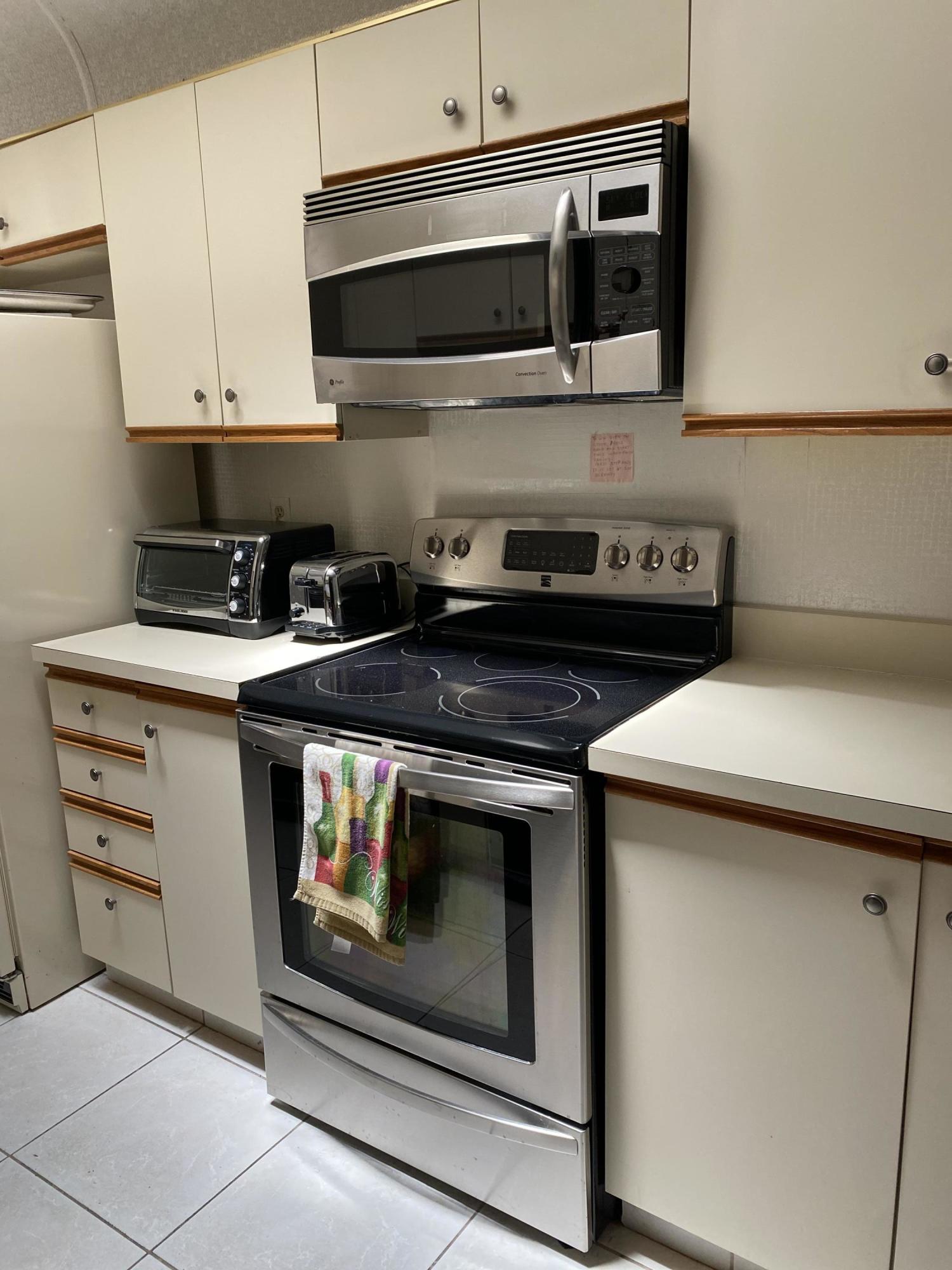 7472 La Paz Boulevard, Unit 308 Boca Raton, FL 33433 - Photo 12 of 22 Kitchen appliances
