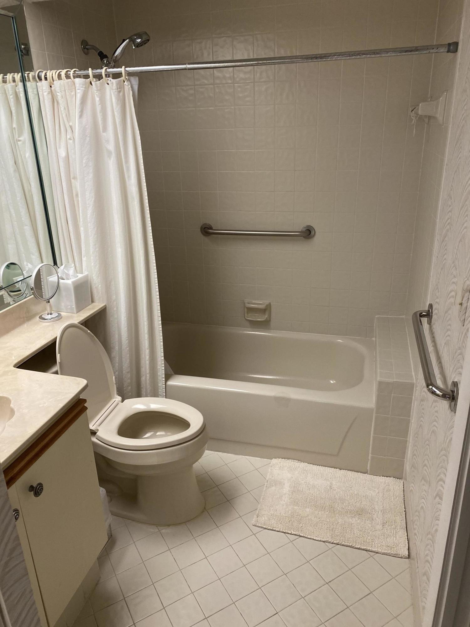 7472 La Paz Boulevard, Unit 308 Boca Raton, FL 33433 - Photo 19 of 22 Guest Bathroom with Shower