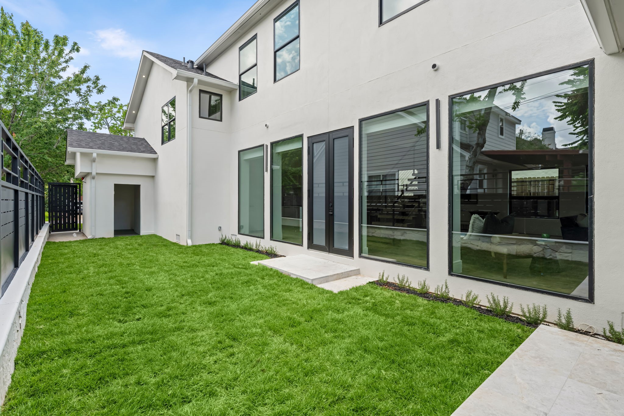4814 Locust Street Bellaire, TX 77401 - Photo 40 of 42 Courtyard