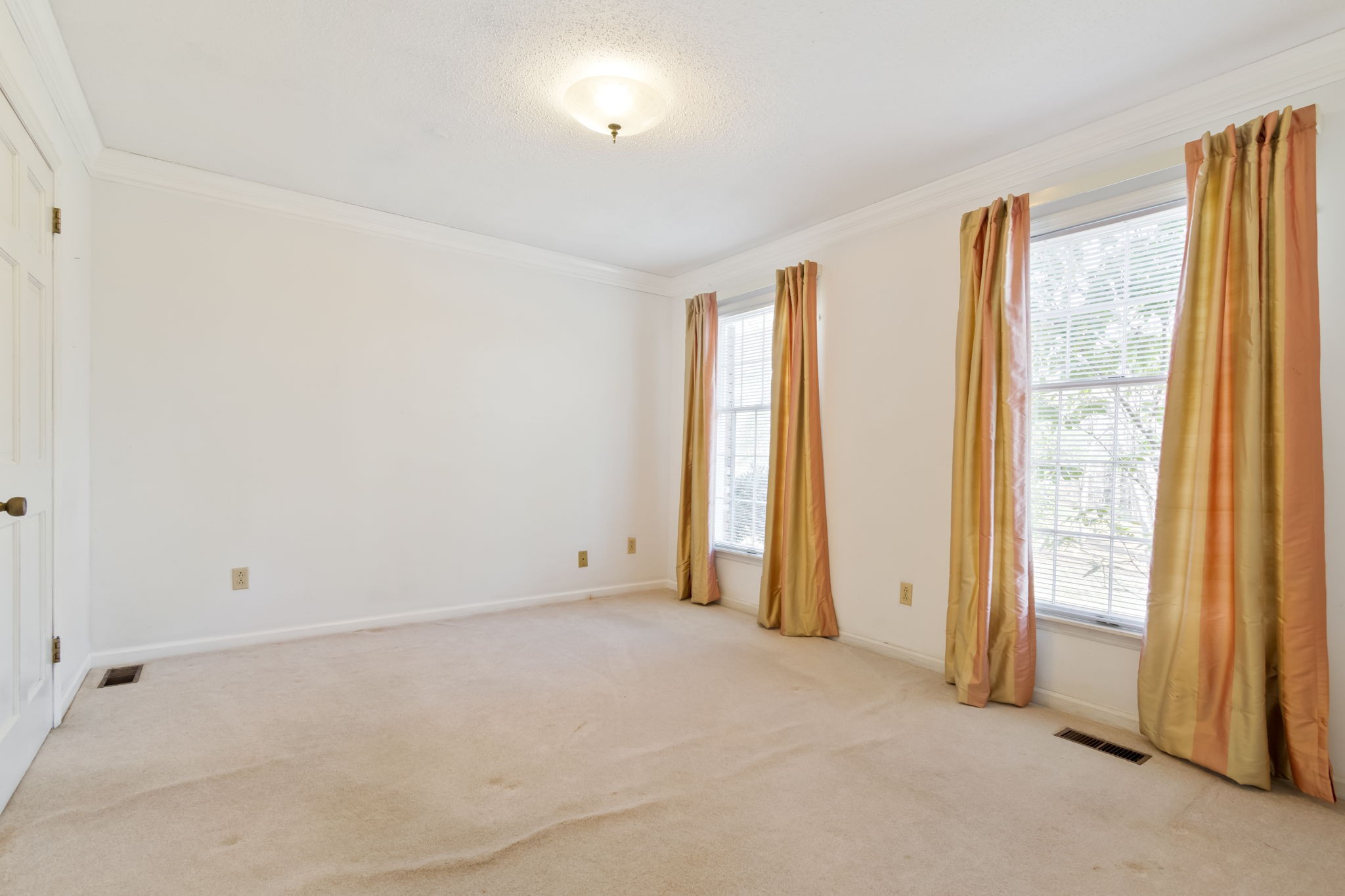 846 R Wilkerson Drive Centerville, TN 37033 - Photo 32 of 68 an empty room with windows