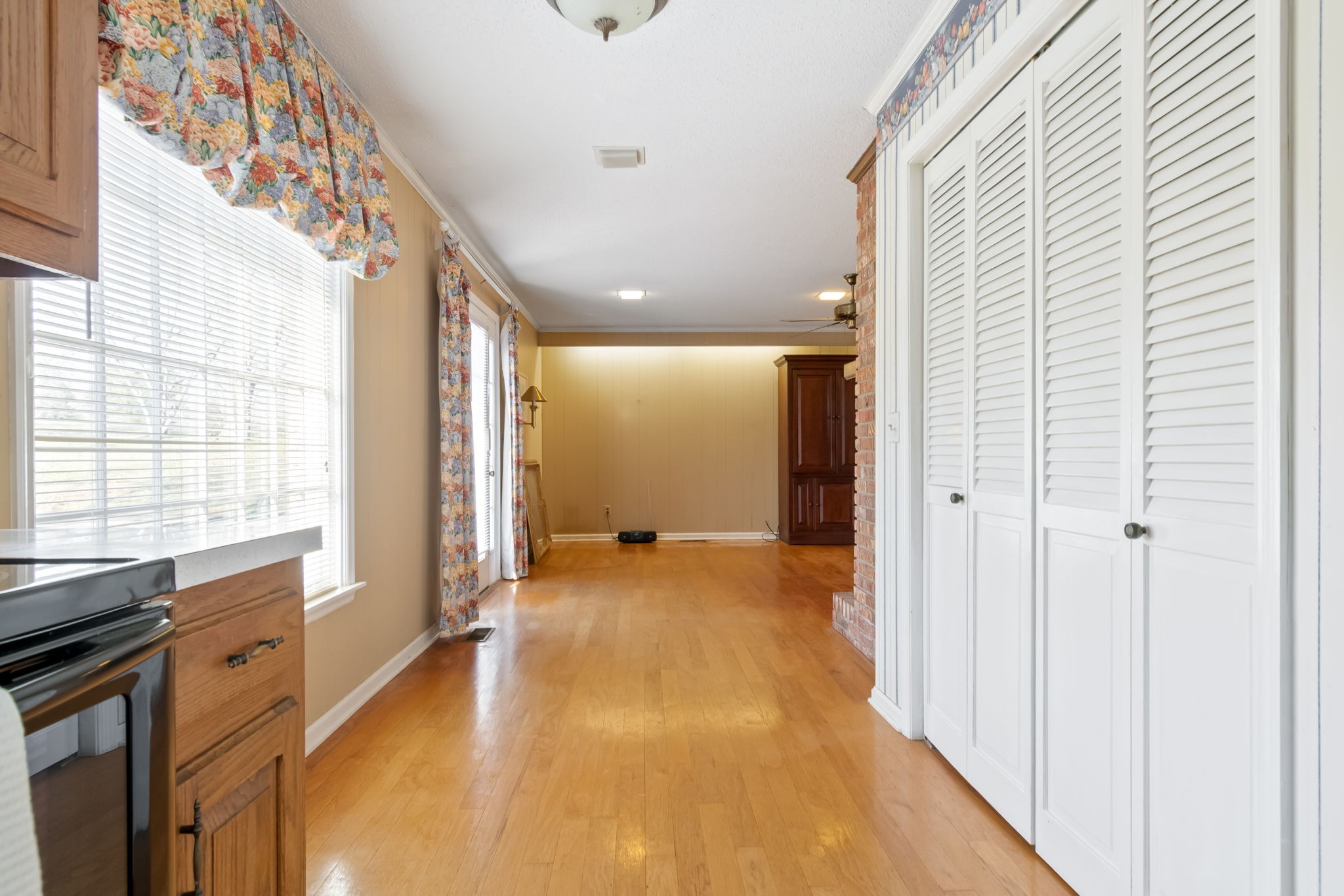 846 R Wilkerson Drive Centerville, TN 37033 - Photo 40 of 68 a view of a hallway with windows