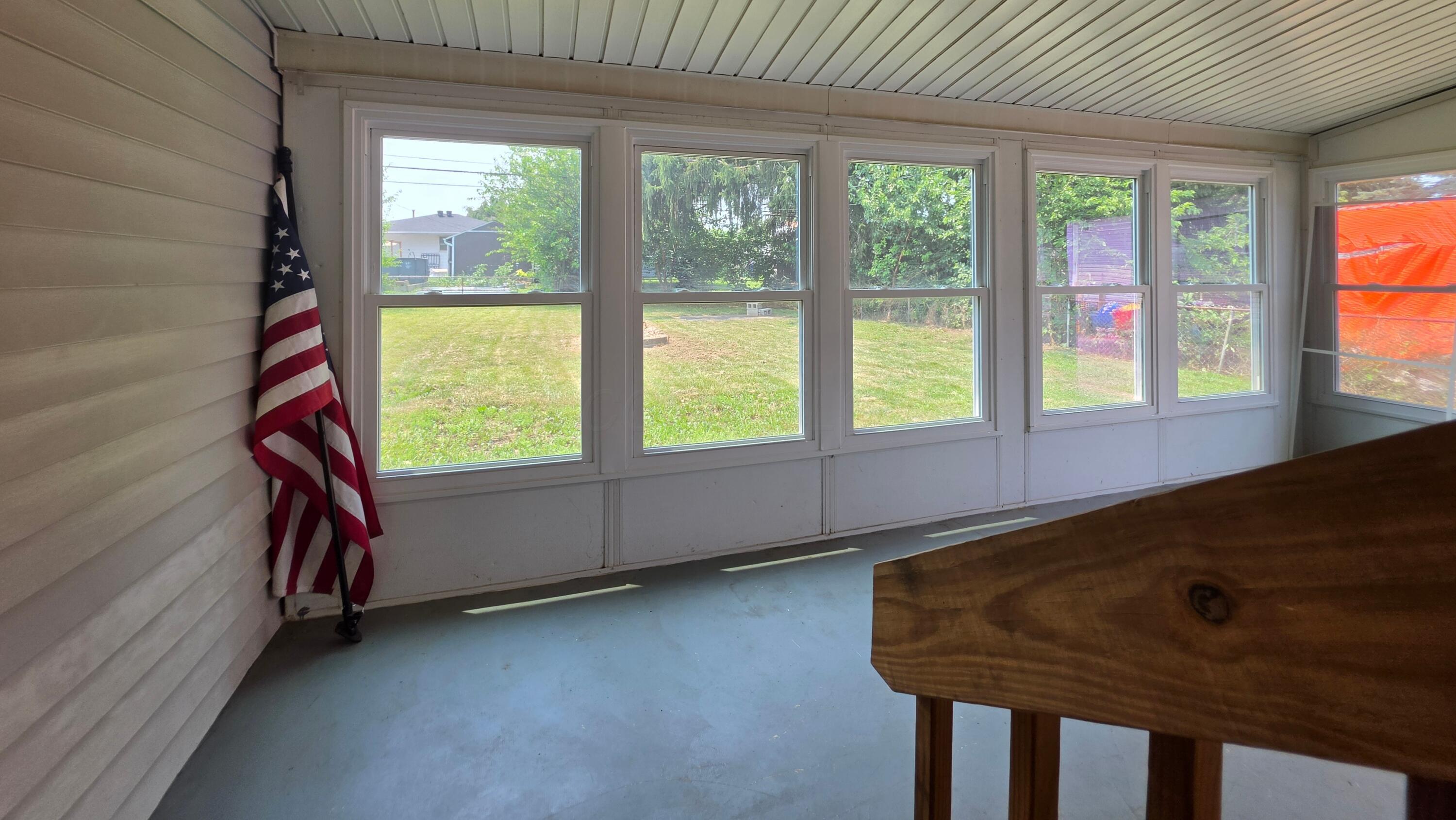 3137 Hillgate Road Columbus, OH 43207 - Photo 21 of 36 3 Seasons room