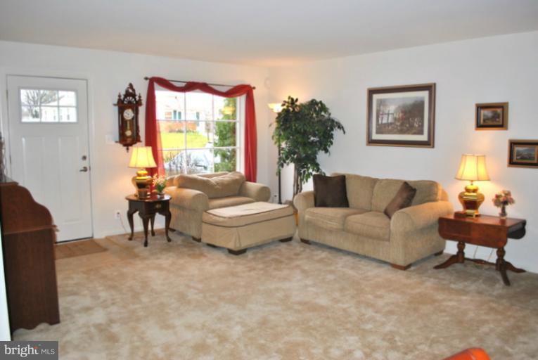 603 West Nettle Tree Road Sterling, VA 20164 - Photo 3 of 18 Living Room