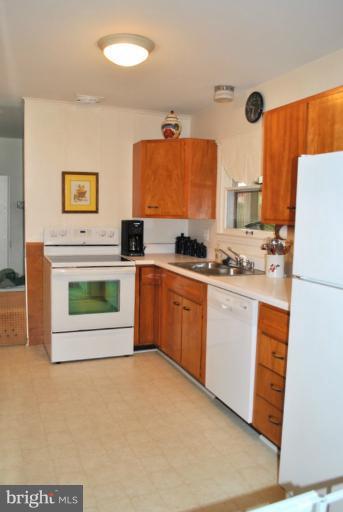 603 West Nettle Tree Road Sterling, VA 20164 - Photo 10 of 18 Kitchen