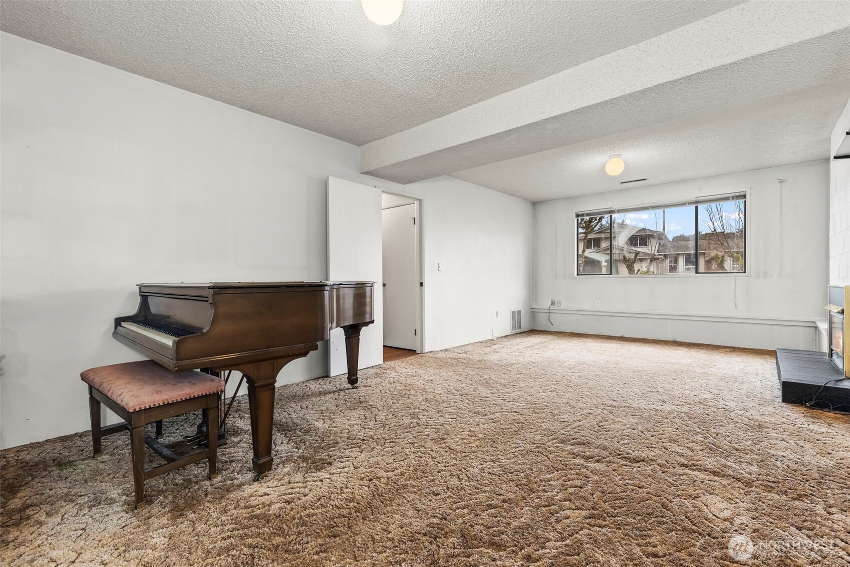 10329 99th Street Southwest Tacoma, WA 98498 - Photo 17 of 25 a workspace with furniture and window