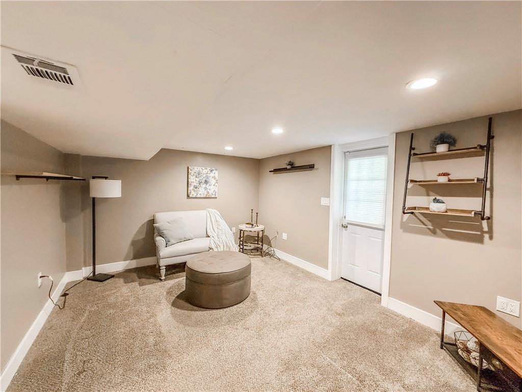 650 Lindsay Road Carnegie, PA 15106 - Photo 17 of 35 a living room with furniture