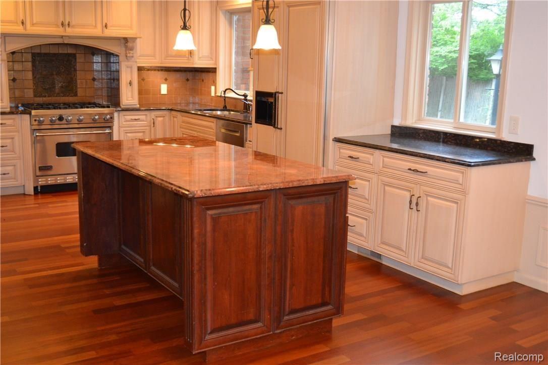 76 Webber Place Grosse Pointe, MI 48236 - Photo 17 of 30 kitchen1.JPG