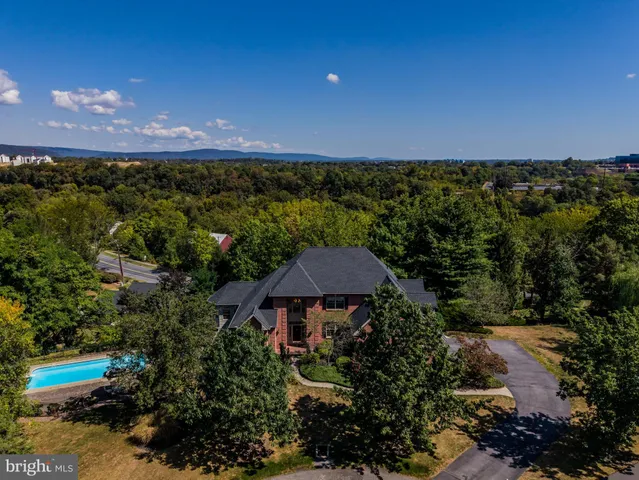 $899,900 | 7 Accent Circle, Camp Hill, PA 17011