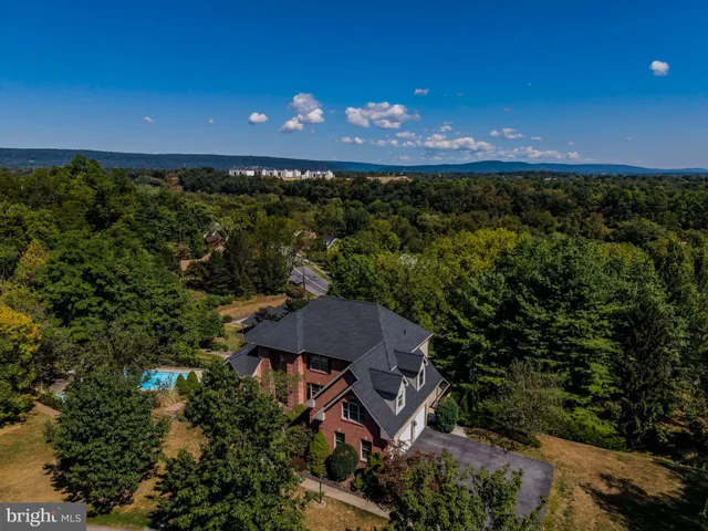 $899,900 | 7 Accent Circle, Camp Hill, PA 17011