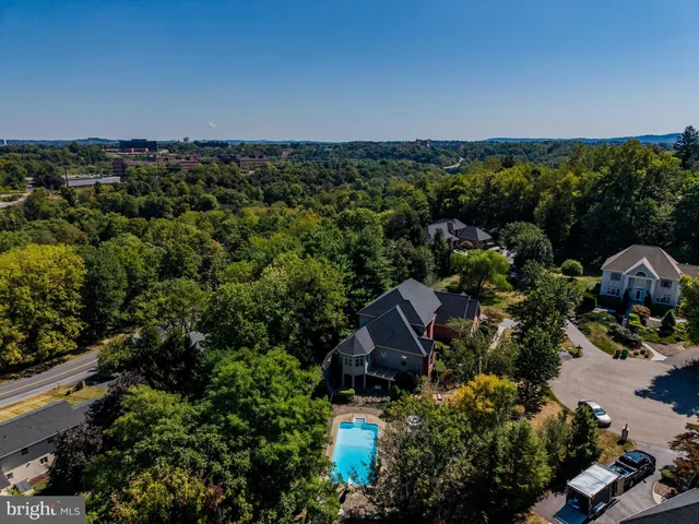 $899,900 | 7 Accent Circle, Camp Hill, PA 17011