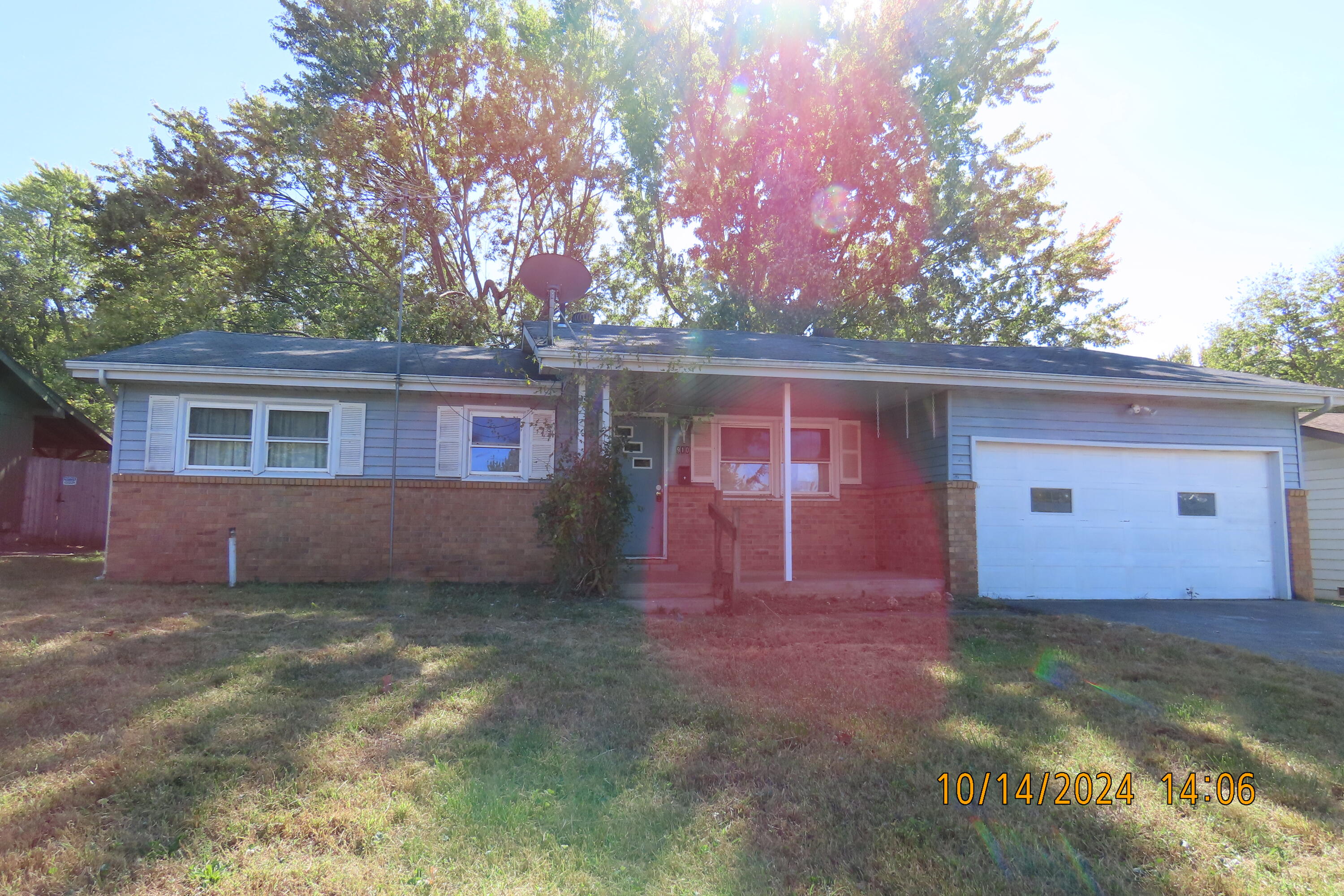 910 West Morningside Street Springfield, MO 65807 - Photo 1 of 1 FRONT