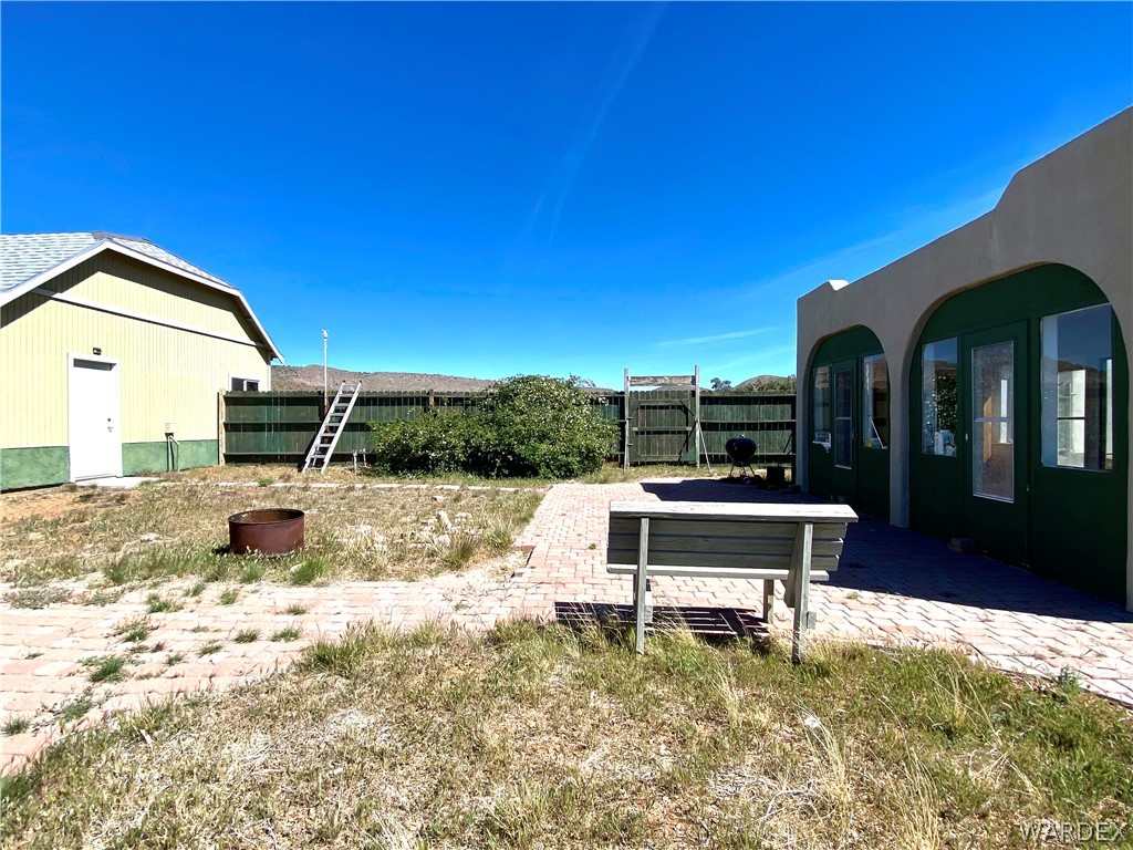 9095 Elliott Ridge Road Kingman, AZ 86401 - Photo 37 of 54 a backyard of a house with table and chairs